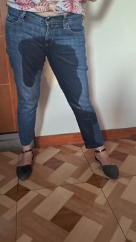 Questa cagna fa pipì nei suoi jeans