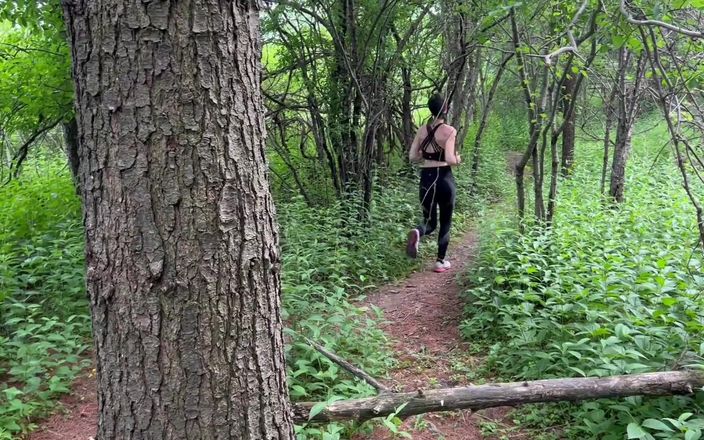 Serenity Cox: Ehefrau fickt 2 typen und bekommt doppelten creampie im wald, während...