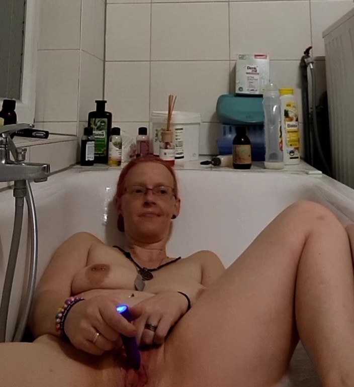 KittieNoOne: Мастурбация в ванне с Kittienoone в видео от первого лица