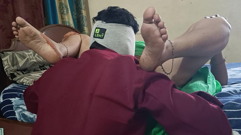 Decent couples: Mătușă desi sexy futându-se cu vizavi acasă băiat în pat