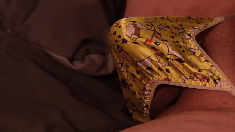 Thongsnpanties: Граю з моєю опуклістю в крихітних жовтих атласських стрінгах