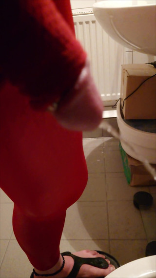 Carmen_Nylonjunge: 赤いレギンスにペニススリーブをつけて自宅でおしっこをする
