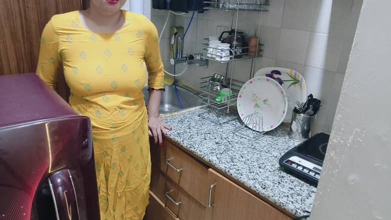 Saarabhabhi6: Trovo la mia matrigna arrapata in cucina - porno in hindi