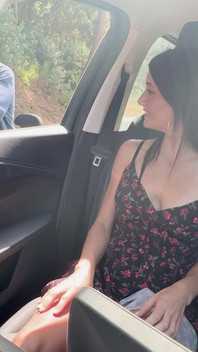 Karısını Bir Turiste Ikram Eder