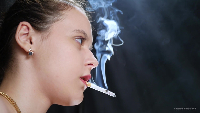 Russian Smokers: สาวสีผมบรูเน็ตเปลือยกายสูบบุหรี่ในละคร