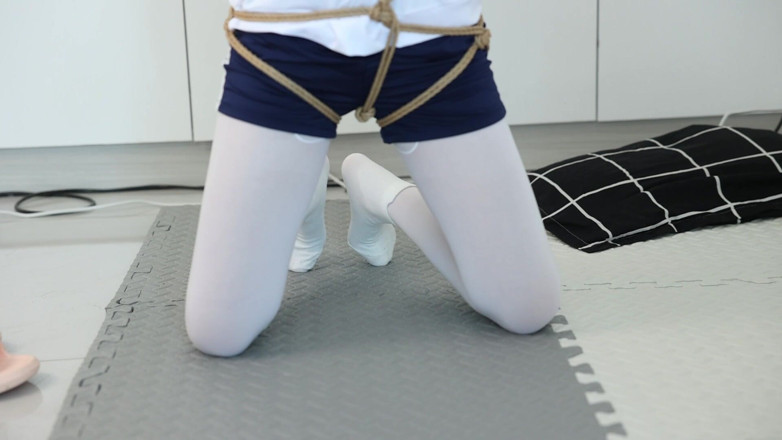 Cute girl bondage: La fidanzata trattiene e punisce il gioco: continua a fare...