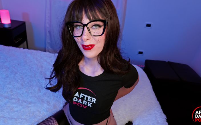 After Dark POV: Goldy Chan ayuda a preparar el estudio en primer plano 4k