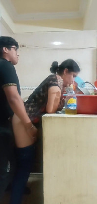 女仆洗碗时性交
