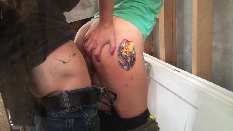 Risky Hairy Couple: Pracovník šuká na staveništi a stříká dovnitř