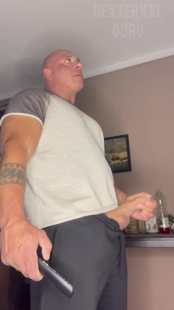 Mr. Guru: मेरे बाहर जाने से पहले श्री गुरु खड़े होकर लंड हिलाते हैं