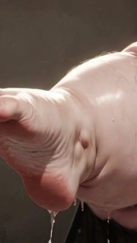 발 핥기로 노예를 지배하는 거대한 SSBBW - 큰 발 숭배