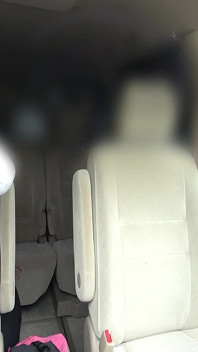 Viciado em mamilos, homem de meia idade e sua garota sempre disponível brincando. - 1