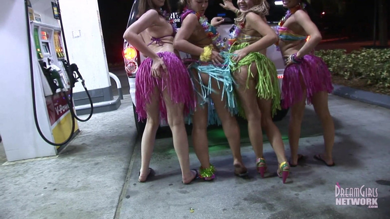 Dream Girls: Luau için giyinmiş parti kızları limuzinde soyunuyor
