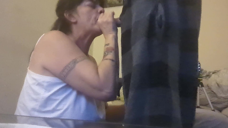 Mid_KnightDawn: Dawn, femme mature à petits nichons, me suce tous les matins...