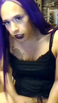 Une trans aux cheveux violets se fait éjaculer dessus pour newyears