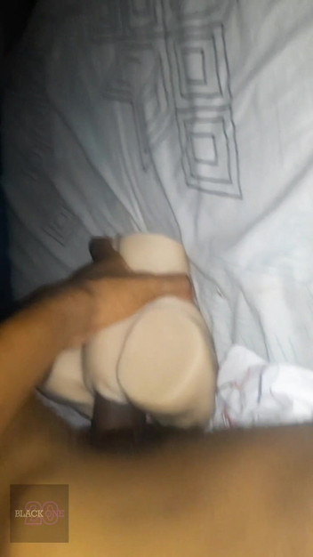 Black-2001: Хлопець із великим чорним членом збуджується під час розмови зі своєю найкращою подругою і робить це для Інтернету