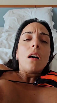 Une femme mariée en vacances se tape une énorme bite à l’hôtel, partie 1