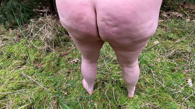 Bouncy Tits Action: Menina nua completa na floresta e chicoteando seu corpo e...