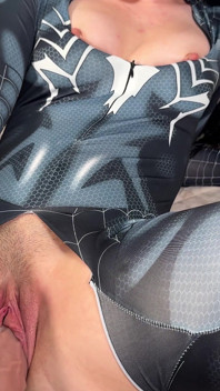 Spider Girl se tvrdě šuká obrovským robertkem