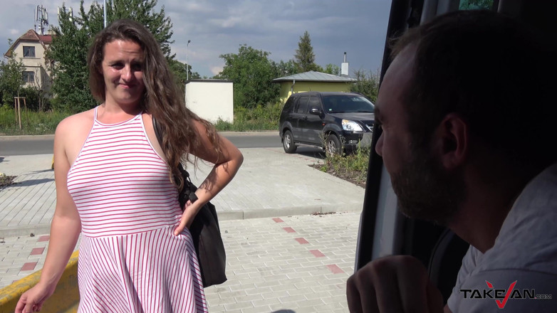 Take Van: Gagica dolofană este hrănită cu spermă proaspătă după sex în dubă