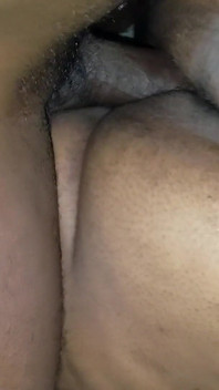 Une MILF à gros cul reçoit un creampie par une bite bien dure