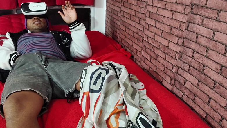 Tiffany Montavani: 새엄마가 남자친구가 가상 안경을 쓴 걸 발견하고, 그를 보고 자위를 한다