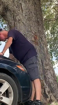 Wąchanie i lizanie tyłka mechanika, aby zapłacić za naprawę samochodu