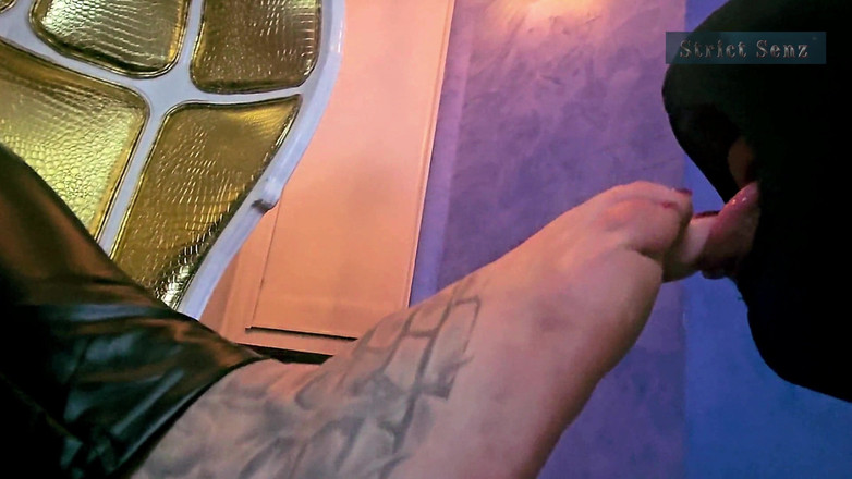 Strict Senz: Stina Stone femdom footworship bez kondom lízání nohou roubík od...