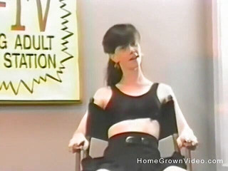 Homegrown Vintage: 一个黑发女郎用假阳具抽插她毛茸茸的阴户