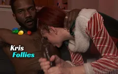Infuus Kris Follies zuigt op zijn tepels en trekt zijn sperma eruit