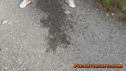Pee Adventures: Knubbig brunett som pissar mycket
