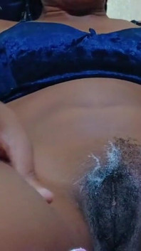 Cận cảnh âm hộ trần trụi của hairy vee - nữ hoàng gỗ mun được cạo lông