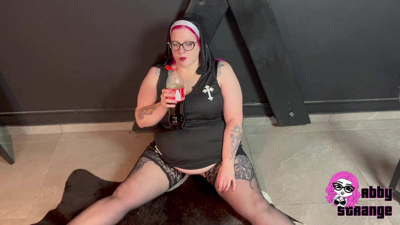 Abby Strange: Siêu thô tục! Tôi ợ hơi trong trang phục của nữ...