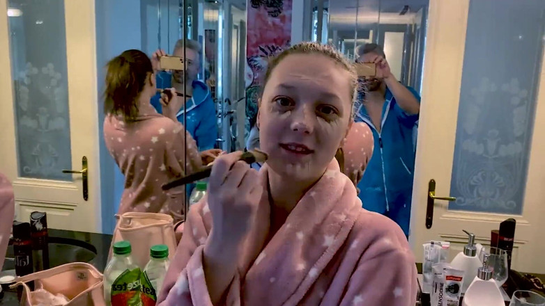 Lutros World: Zwei amateur-teens geben erstaunlichen handjob-blowjob-gesichtsbesamung und schlucken sperma in selbstgedrehtem...