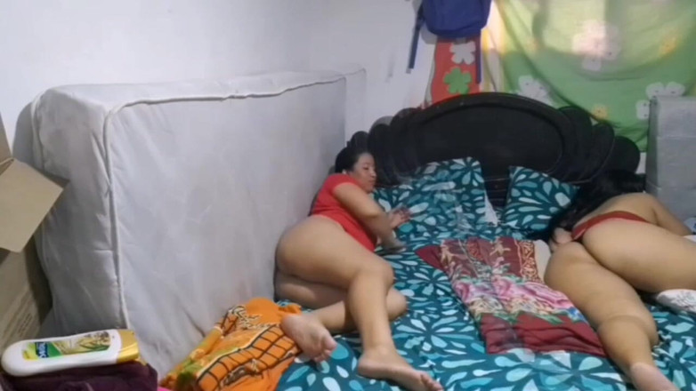 Sexysweet0455: Mẹ kế hứng tình thủ dâm nhìn vào cặp mông...