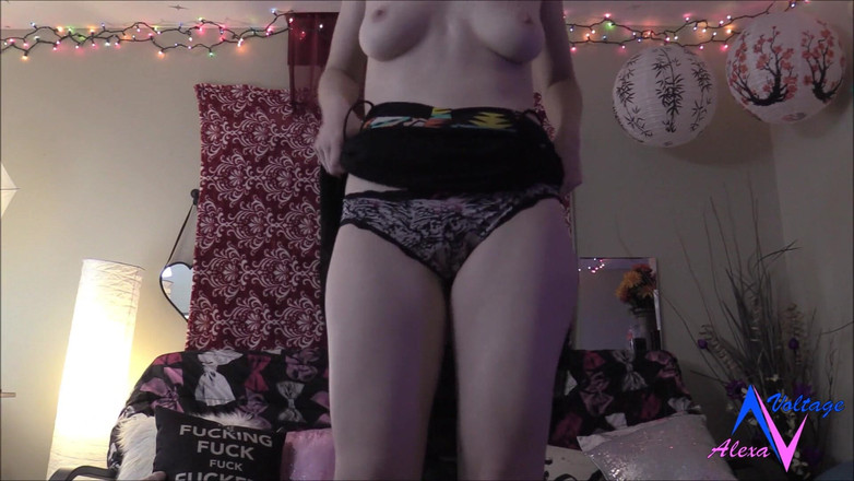 Alexa-Voltage: Чувственно трахаю себя