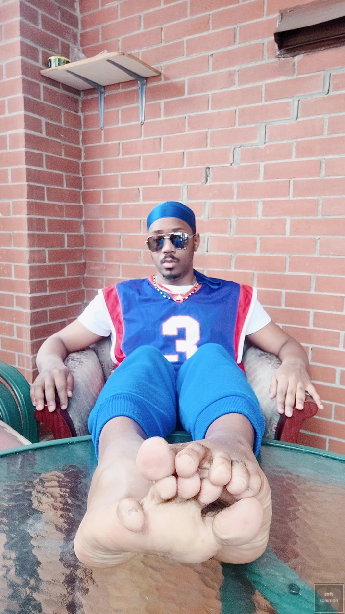 Soft Soleman: 我摇晃并揉搓我的男性脚 （2025）