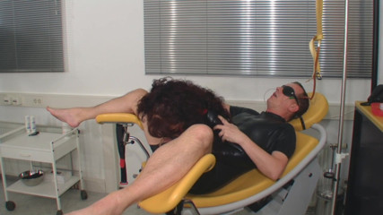 Rubber & Clinic Studio - 1ATOYS: Zboczony sex oralny w gumie