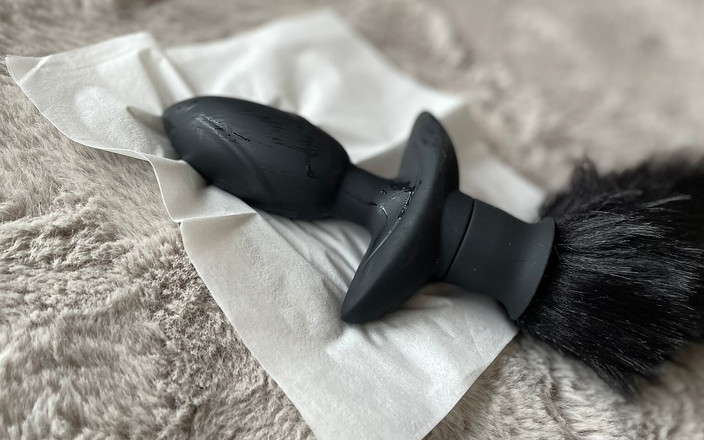 ushirosugatanomiki: Автоматичний вібратор з хвостом вставляє вібратор і залишається наодинці