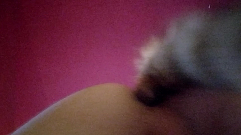 Joslin: Joslin schudt anale staartplug