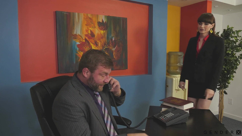 GenderX: Trans šéfka Natalie Mars šuká na kancelářském stole - GenderX