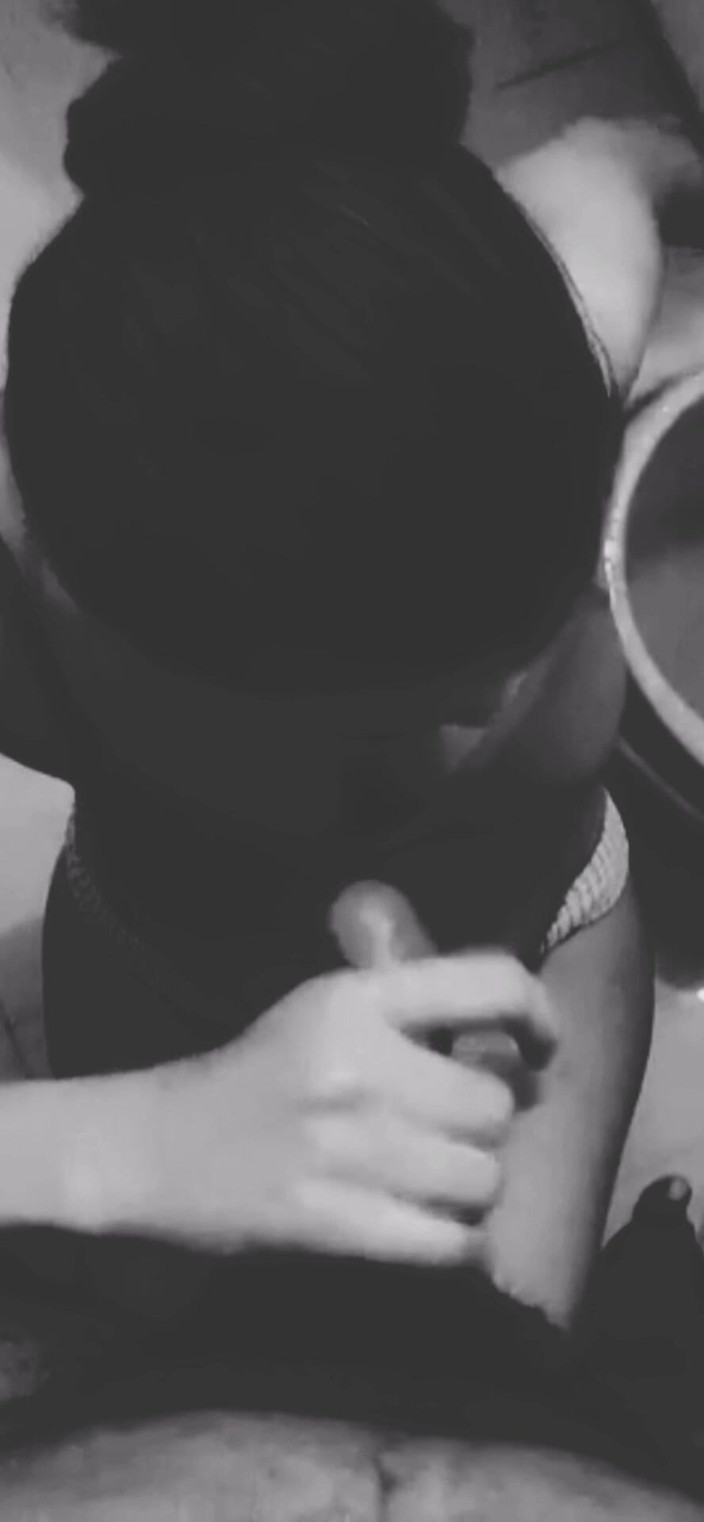 Sanayababhi: Shii, kom niet op mijn gezicht, in de badkamer van...