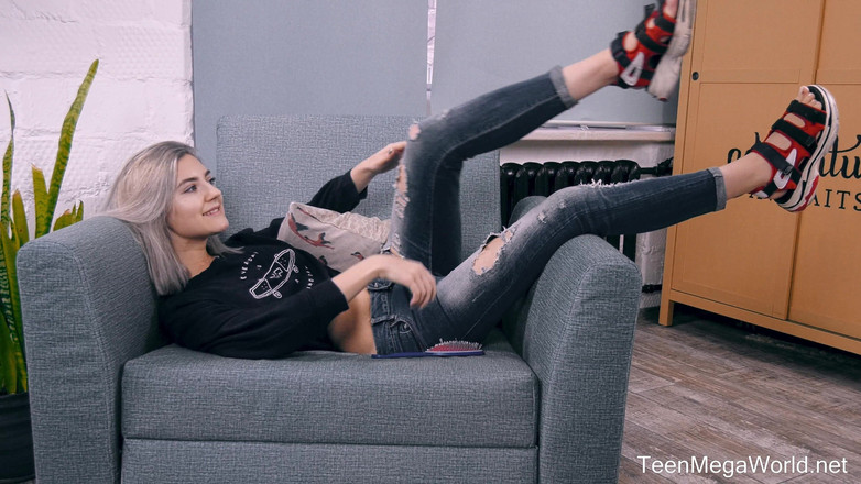 Teen Mega World: 젖은 보지에 좋은 핑크색