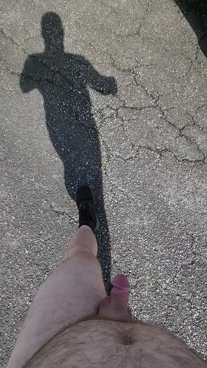 Djk31314: Đi bộ xung quanh bên ngoài chỉ với vớ và...