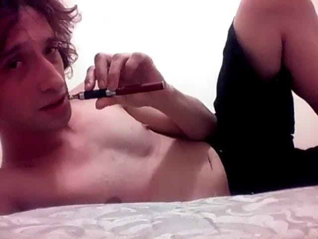 LilTaste: La transgirl in topless svapa con un messaggio per mettere...