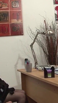 Drobná brunetka děvka kouří péro hluboko do krku