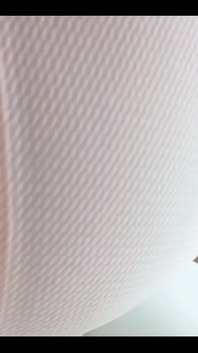 Dua ekor kuncir seperti seorang gadis dan cermin mata seperti seorang cikgu