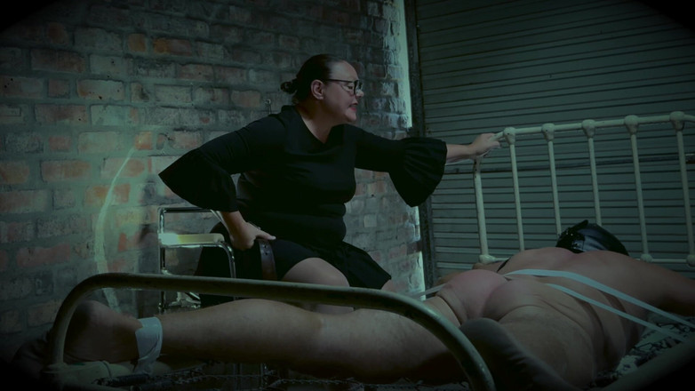 Mistress April: Okrutne łóżko dla niewolnika