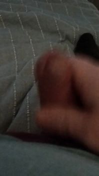 Ga op mijn bed liggen en speel met een pik