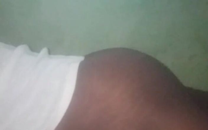Badman4606: 気まぐれな女装ブラックエボニーは彼のセクシーなお尻を披露します。